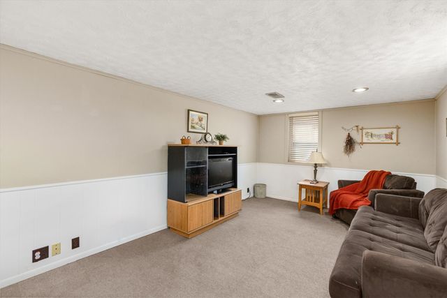 7405 Palm Drive, Urbandale, IA 50322