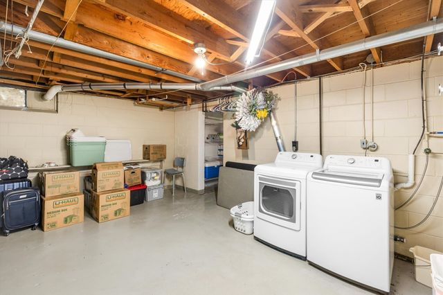 7405 Palm Drive, Urbandale, IA 50322