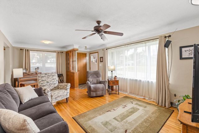 7405 Palm Drive, Urbandale, IA 50322
