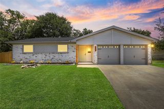 208 Roundtree Drive, Crowley, TX 76036