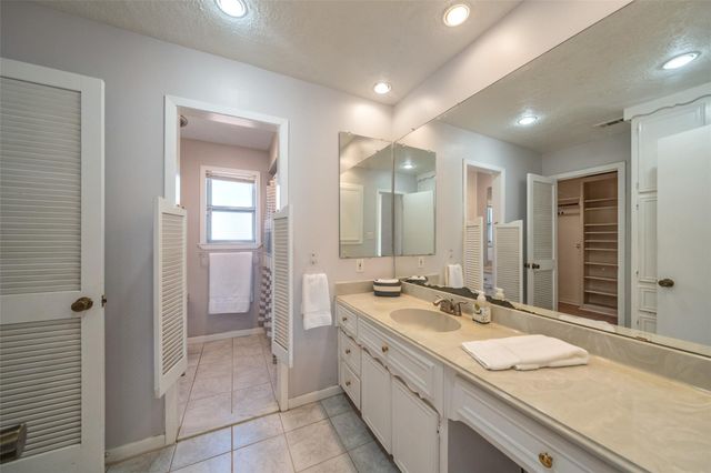 14232 Lakepoint Drive, Willis, TX 77318