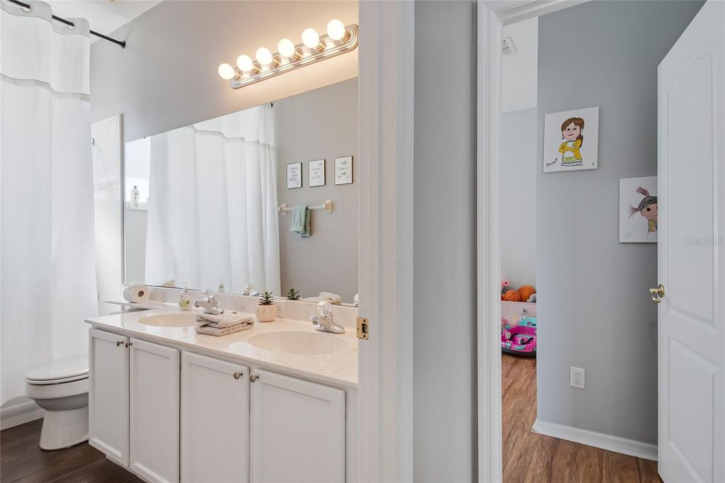 Image 19 of property listing at 13927 MAGNOLIA GLEN CIRCLE, Orlando, FL 32828