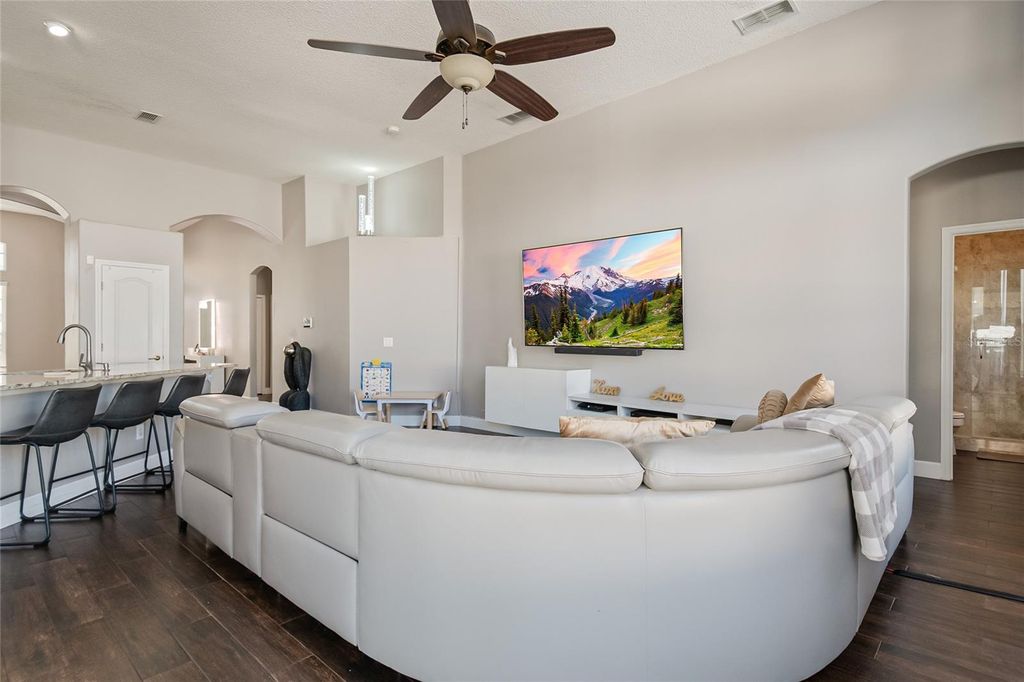 Image 37 of property listing at 13927 MAGNOLIA GLEN CIRCLE, Orlando, FL 32828