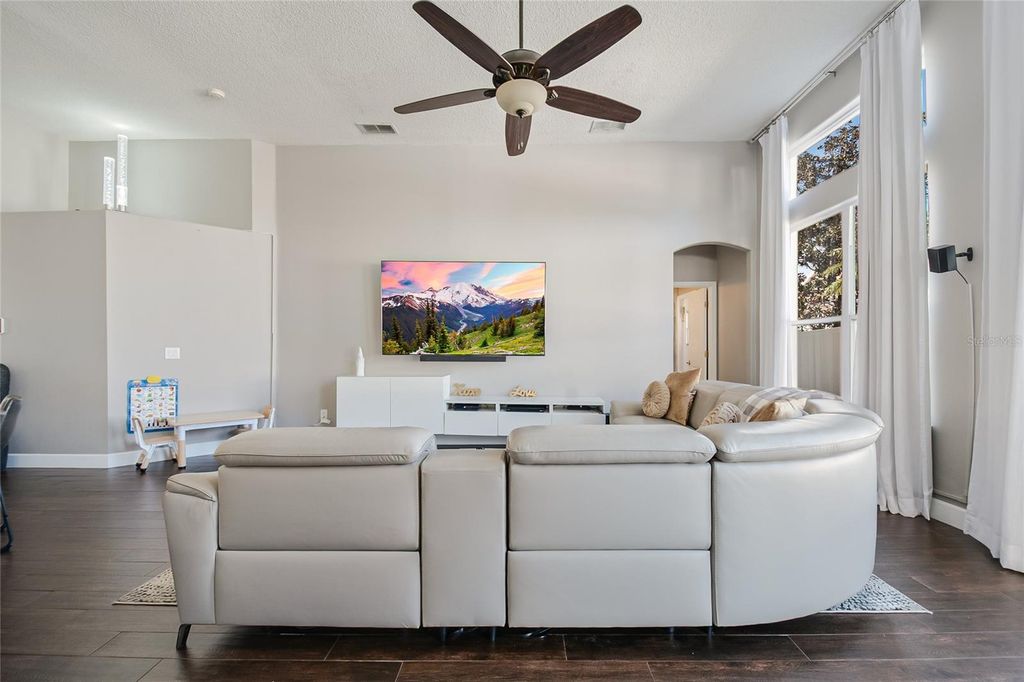 Image 38 of property listing at 13927 MAGNOLIA GLEN CIRCLE, Orlando, FL 32828