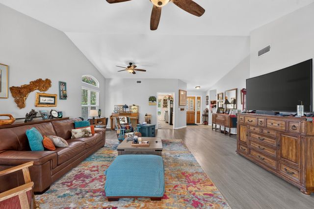 1340 Kingswood Dr, Roseville, CA 95678