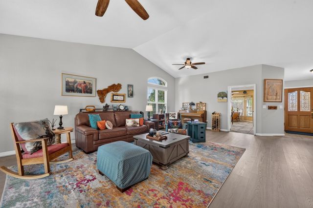 1340 Kingswood Dr, Roseville, CA 95678