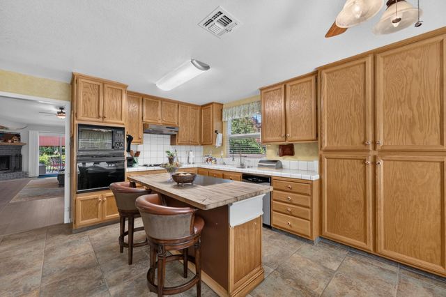 1340 Kingswood Dr, Roseville, CA 95678
