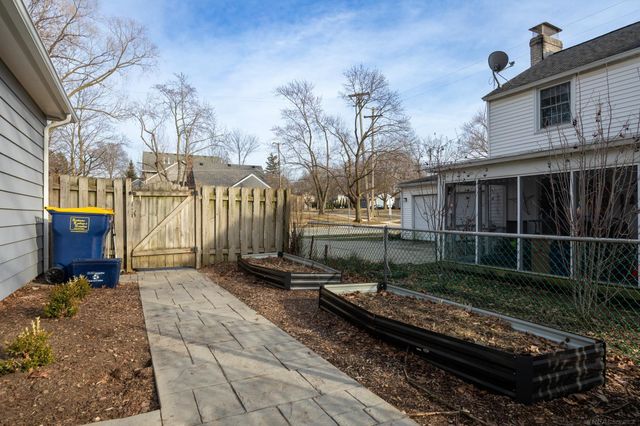 1155 Lake Grove Avenue, Grand Rapids, MI 49506