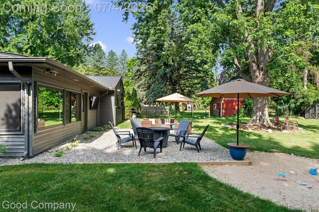 141 Nesbit Lane, Rochester Hills, MI 48309