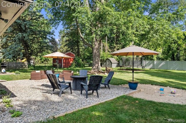 141 Nesbit Lane, Rochester Hills, MI 48309