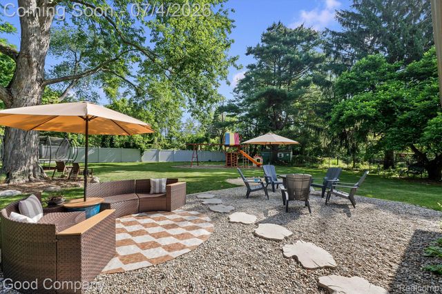 141 Nesbit Lane, Rochester Hills, MI 48309