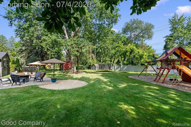 141 Nesbit Lane, Rochester Hills, MI 48309