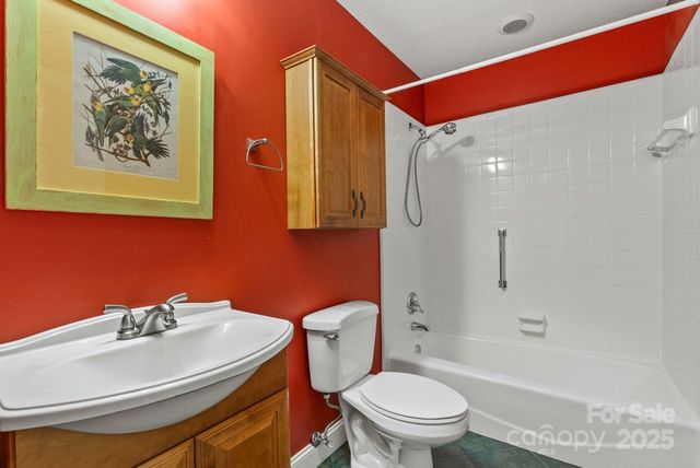 15 Mayfield Road, Asheville, NC 28804