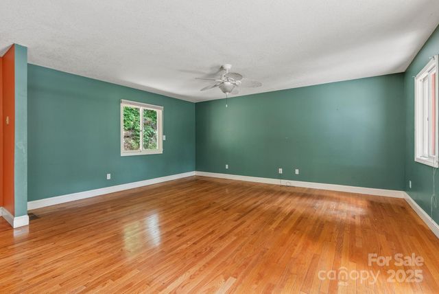 15 Mayfield Road, Asheville, NC 28804