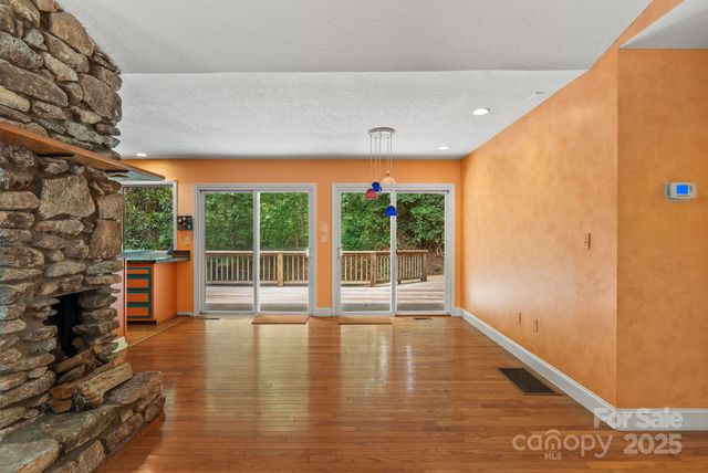 15 Mayfield Road, Asheville, NC 28804