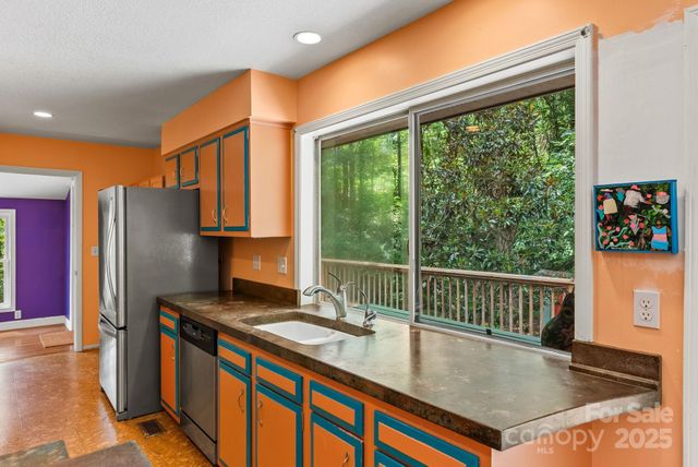 15 Mayfield Road, Asheville, NC 28804