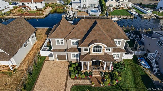 141 Sequams Lane W, West Islip, NY 11795
