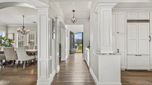 141 Sequams Lane W, West Islip, NY 11795