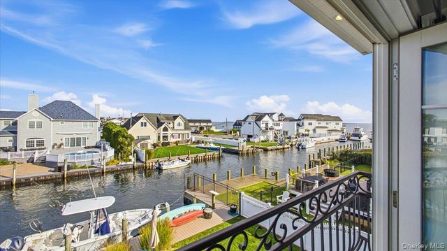 141 Sequams Lane W, West Islip, NY 11795