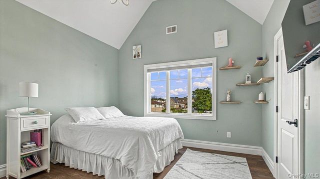 141 Sequams Lane W, West Islip, NY 11795