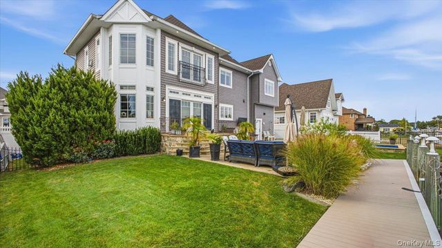 141 Sequams Lane W, West Islip, NY 11795