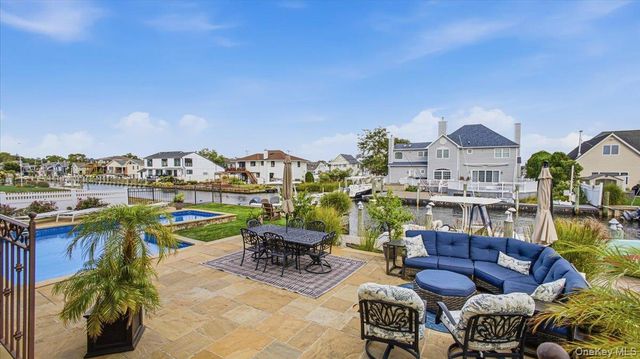 141 Sequams Lane W, West Islip, NY 11795