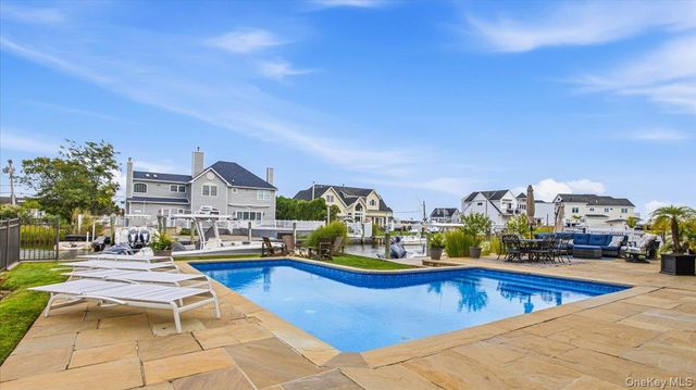 141 Sequams Lane W, West Islip, NY 11795