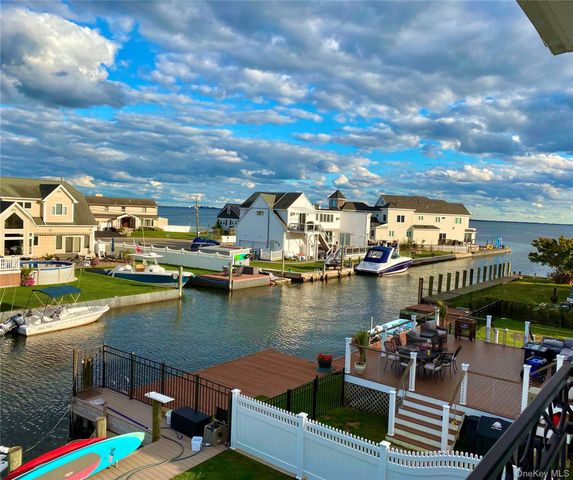 141 Sequams Lane W, West Islip, NY 11795