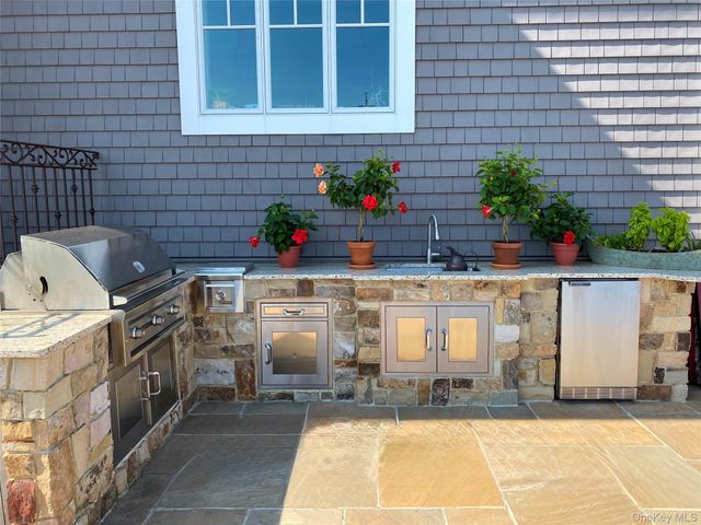 141 Sequams Lane W, West Islip, NY 11795