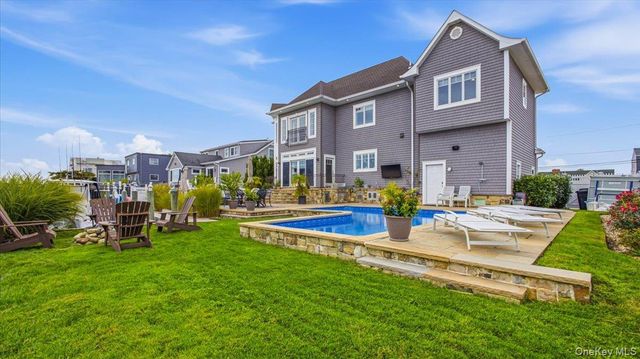 141 Sequams Lane W, West Islip, NY 11795