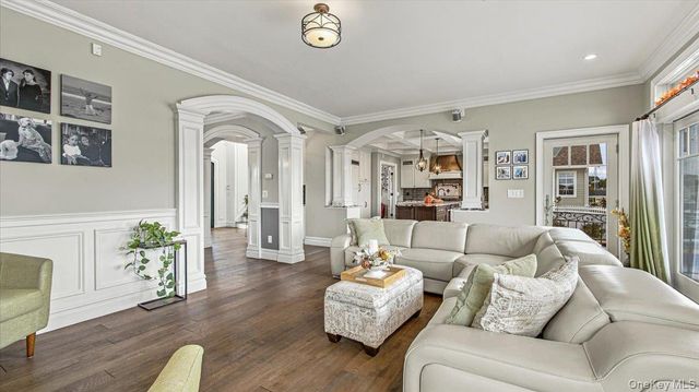 141 Sequams Lane W, West Islip, NY 11795