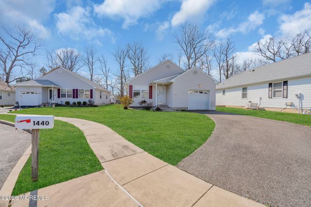 1440 Petunia Way S, Toms River, NJ 08755