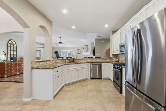 102 Golfview Court, Montgomery, TX 77356