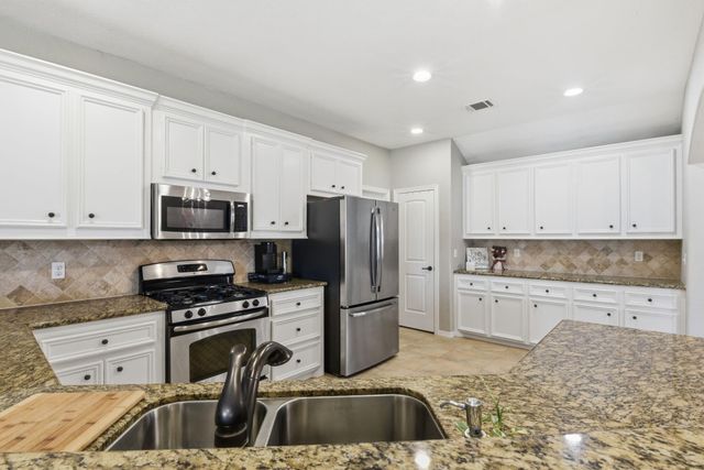 102 Golfview Court, Montgomery, TX 77356