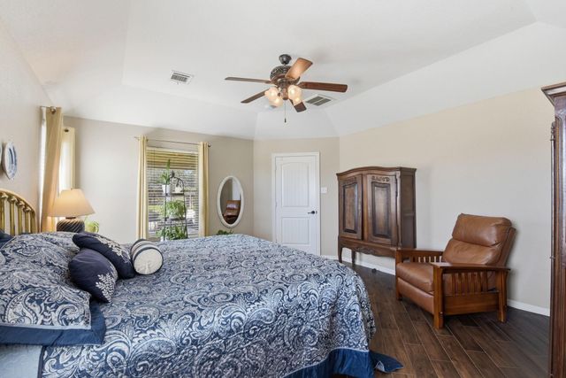 102 Golfview Court, Montgomery, TX 77356