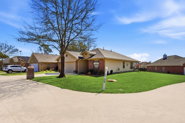 102 Golfview Court, Montgomery, TX 77356