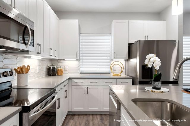 28328-411 Birnham Woods Drive, Spring, TX 77389