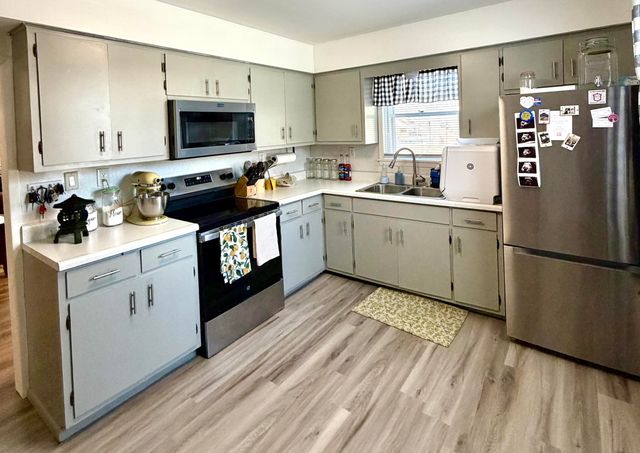 2558 N Howard Avenue, Springfield, MO 65803