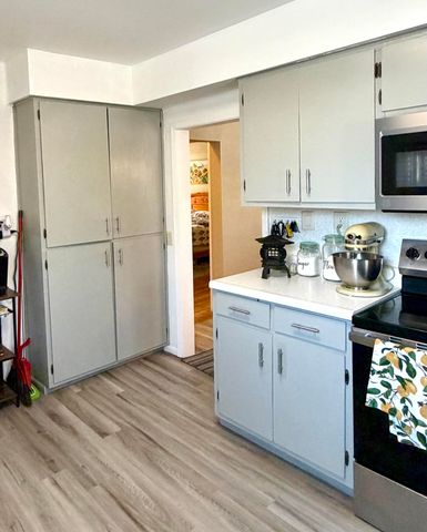 2558 N Howard Avenue, Springfield, MO 65803