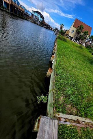 90 Bayou Vista Drive, Hitchcock, TX 77563