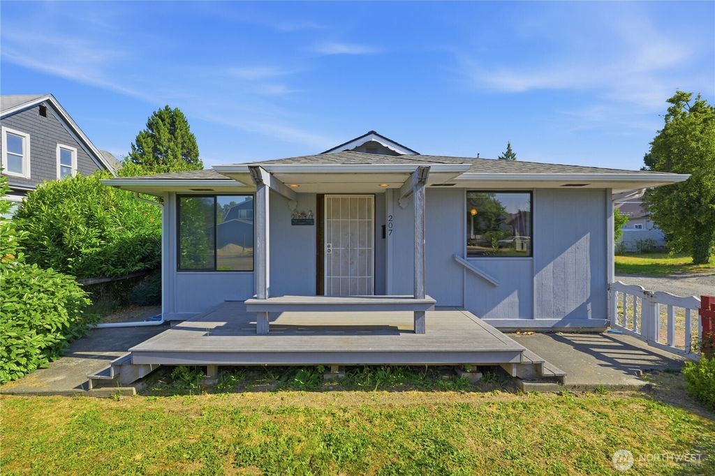 207 E 84th St Street, Tacoma, WA 98445