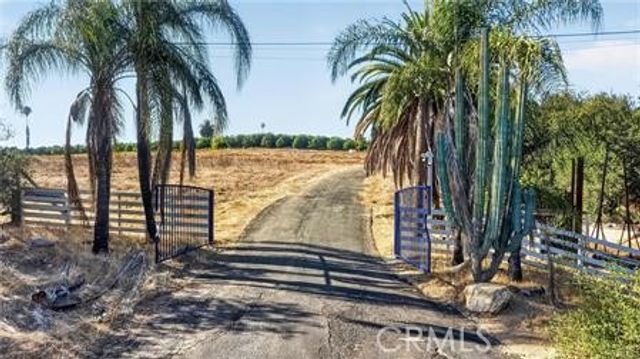982 Live Oak Park Road, Fallbrook, CA 92028