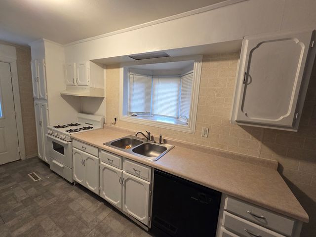 28 Hickory Drive, Carpentersville, IL 60110