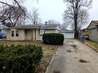 28 Hickory Drive, Carpentersville, IL 60110