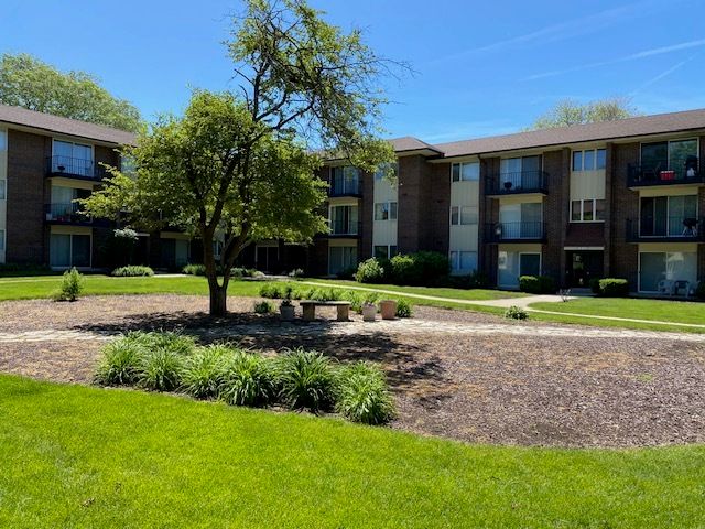 5s066 PEBBLEWOOD Lane A3, Naperville, IL 60563