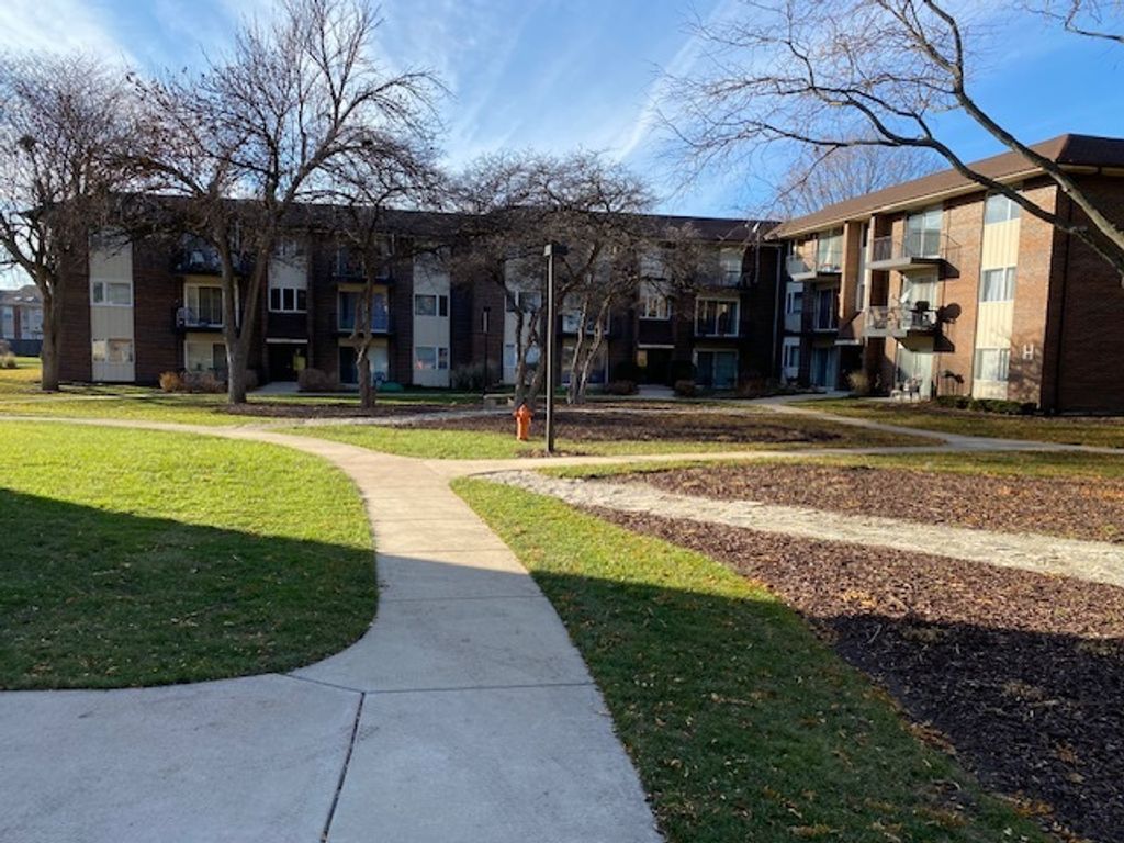5s066 PEBBLEWOOD Lane A3, Naperville, IL 60563