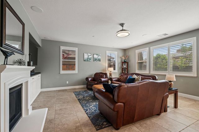 902 Anvil Cir, Rocklin, CA 95765