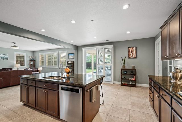 902 Anvil Cir, Rocklin, CA 95765