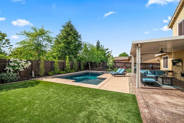 902 Anvil Cir, Rocklin, CA 95765