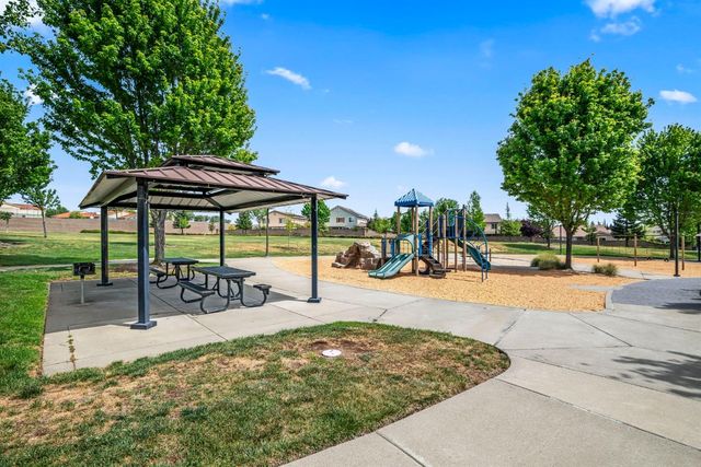 902 Anvil Cir, Rocklin, CA 95765
